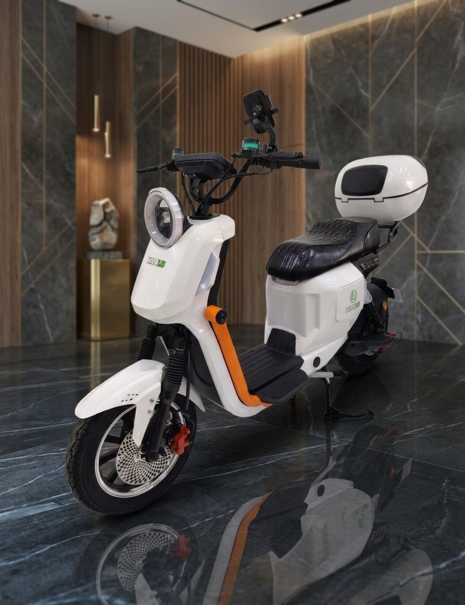 Scooter com bagageiro em ambiente de showroom